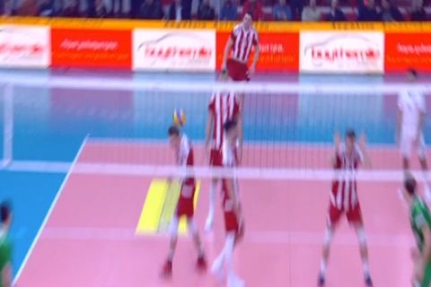 Ολυμπιακός - Παναθηναϊκός: Ο Αλεξίεφ κόντεψε να... αποκεφαλίσει συμπαίκτη του! (VIDEO)