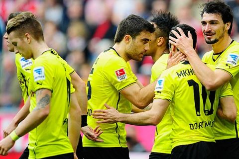 MUNICH, GERMANY - APRIL 12:  The team of Dortmund celebrates after scoring the opening goal during the Bundesliga match between FC Bayern Muenchen and Borussia Dortmund at Allianz Arena on April 12, 2014 in Munich, Germany.  (Photo by Lennart Preiss/Bongarts/Getty Images)