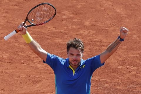 Switzerland's Stan Wawrinka celebrates winning his semifinal match of the French Open tennis tournament against =bam in five sets 6-7 (6-8), 6-3, 5-7, 7-6 (7-3), 6-1, at the Roland Garros stadium, in Paris, France. Friday, June 9, 2017. (AP Photo/Christophe Ena)