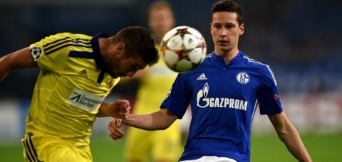 Schalke's midfielder Julian Draxler and Maribor´s Ales Mejac (L) vie for the ball during the first leg UEFA Champions League Group G football match FC Schalke 04 vs NK Maribor in Gelsenkirchen, western Germany on September 30, 2014. AFP PHOTO / PATRIK STOLLARZ        (Photo credit should read PATRIK STOLLARZ/AFP/Getty Images)