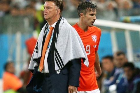 SAO PAULO, BRAZIL - JULY 09:  Head coach Louis van Gaal of the Netherlands looks on as Robin van Persie exits the game during the 2014 FIFA World Cup Brazil Semi Final match between the Netherlands and Argentina at Arena de Sao Paulo on July 9, 2014 in Sao Paulo, Brazil.  (Photo by Dean Mouhtaropoulos/Getty Images)