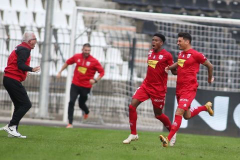 Οι παίκτες του Βόλου πανηγυρίζουν γκολ κόντρα στον ΠΑΟΚ στη Super League Interwetten
