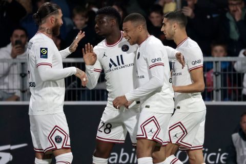 Οι παίκτες της Παρί πανηγυρίζουν γκολ που σημείωσαν κόντρα στην Ανζέ για τη Ligue 1 2021-2022 στο "Ρεϊμόν Κοπά", Ανζέ | Τετάρτη 20 Απριλίου 2022