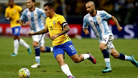 Brazil's Philippe Coutinho controls the ball past Argentina's Javier Mascherano, right, during a 2018 World Cup qualifying soccer match at the Estadio Mineirao in Belo Horizonte, Brazil, Thursday Nov. 10, 2016.(AP Photo/Leo Correa)
