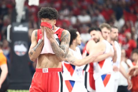 Η απογοήτευση των ερυθρόλευκων μετά την ήττα του Ολυμπιακού από την Ανατολού Εφές στον ημιτελικό της EuroLeague