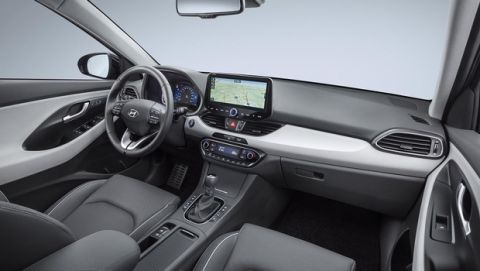 Οδηγώντας το νέο και υβριδικό Hyundai i30 με το χιλιάρι μοτέρ