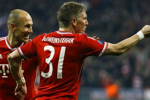 Bayern Munich's Bastian Schweinsteiger celebrates with Arjen Robben (L) after scoring a goal against Arsenal during their Champions League round of 16 second leg soccer match in Munich, March 11, 2014.      REUTERS/Kai Pfaffenbach (GERMANY  - Tags: SPORT SOCCER)   - RTR3GNVA