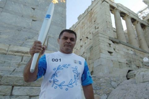 Ο Χαράλαμπος Χολίδης (Α), Ολυμπιονίκης, δίνει την Ολυμπιακή Φλόγα στον Κωνσταντίνο Αγγελίδη, Ολυμπιονίκης, στην Ακρόπολη, την Παρασκευή 13 Αυγούστου 2004