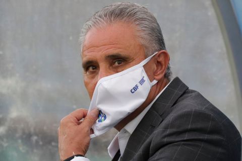 Ο προπονητής της Βραζιλίας, Τίτε, σε στιγμιότυπο της αναμέτρησης με την Ουρουγουάη για τα προκριματικά του Παγκοσμίου Κυπέλλου 2022 στο "Σεντενάριο", Μοντεβίδεο | Τρίτη 17 Νοεμβρίου 2020