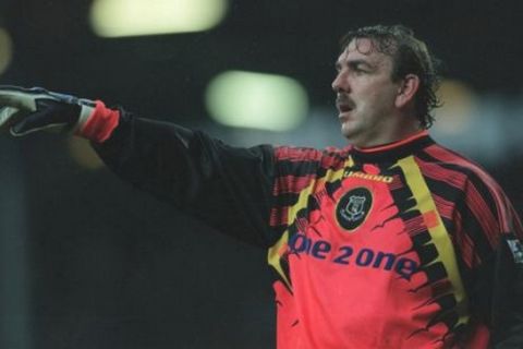 Neville Southall of Everton directs his defenders