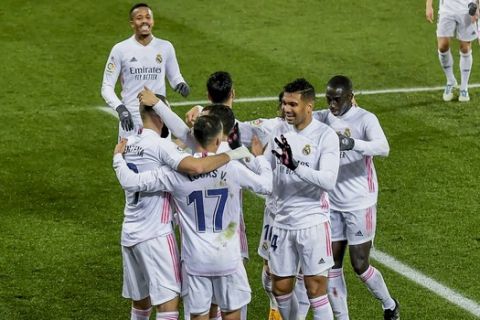 Οι παίκτες της Ρεάλ Μαδρίτης πανηγυρίζουν γκολ του Μπενζεμά κόντρα στην Αλαβές στις 23 Ιανουαρίου του 2021 για τη La Liga.