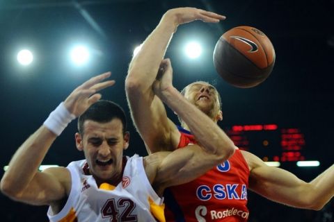 Galatasaray's Boris Savovic (L) vies with CSKA Moskow's Ramunas Siskauskas (R) during their Euroleague, Group E, basketball match at Abdi Ipekci Arena in Istanbul on February 9, 2012.  AFP PHOTO / MUSTAFA OZER (Photo credit should read MUSTAFA OZER/AFP/Getty Images)