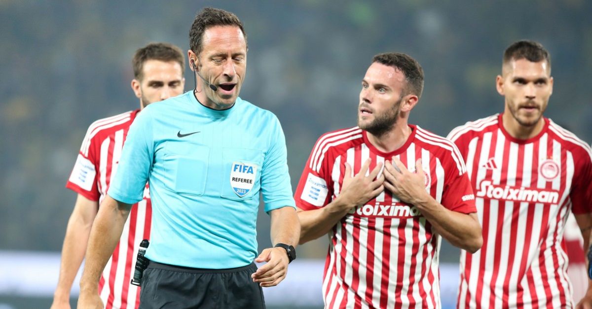 What did Olympiacos do with Dias, the referee?