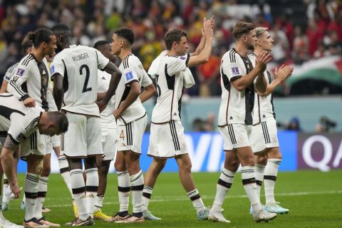 Οι παίκτες της Γερμανίας πανηγυρίζουν γκολ που σημείωσαν κόντρα στην Ισπανία για τη φάση των ομίλων του Παγκοσμίου Κυπέλλου 2022 στο "Αλ Μπαΐτ", Αλ Κορ | Κυριακή 27 Νοεμβρίου 2022