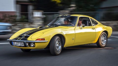 Muscular appearance: The voluminous front, the flat bonnet and the elegant lines give the Opel GT its iconic appearance. 
