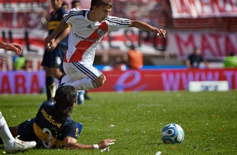 Diego Buonanotte (River) evades a Boca player during a superclassic in the monumental.