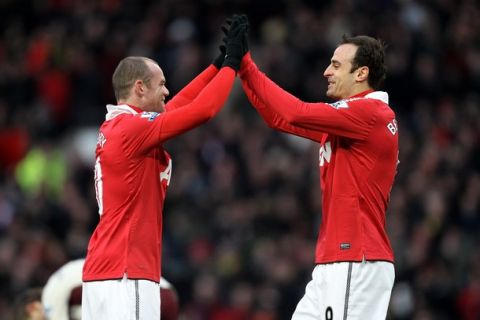 MANCHESTER, ENGLAND - DECEMBER 26:  Dimitar Berbatov of Manchester United celebrates scoring the opening goal with team mate Wayne Rooney (L) during the Barclays Premier League match between Manchester United and Sunderland at Old Trafford on December 26, 2010 in Manchester, England.  (Photo by Ian Walton/Getty Images)