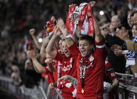 Liverpool's Steven Gerrard (R) lifts the trophy with teammates after their English League Cup final soccer match against Cardiff City at Wembley Stadium in London February 26, 2012. REUTERS/Tom Jenkins/Pool  (BRITAIN - Tags: SPORT SOCCER TPX IMAGES OF THE DAY CARLING CUP) FOR EDITORIAL USE ONLY. NOT FOR SALE FOR MARKETING OR ADVERTISING CAMPAIGNS. NO USE WITH UNAUTHORIZED AUDIO, VIDEO, DATA, FIXTURE LISTS, CLUB/LEAGUE LOGOS OR "LIVE" SERVICES. ONLINE IN-MATCH USE LIMITED TO 45 IMAGES, NO VIDEO EMULATION. NO USE IN BETTING, GAMES OR SINGLE CLUB/LEAGUE/PLAYER PUBLICATIONS
