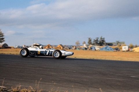 - Enzo Ferrari, per protesta contro la federazione, fece iscrivere le proprie vetture al GP degli USA del 1964 dalla Nart. Conseguentemente le auto scesero in pista con i colori nazionali degli Stati Uniti: ossia bianco e blu.