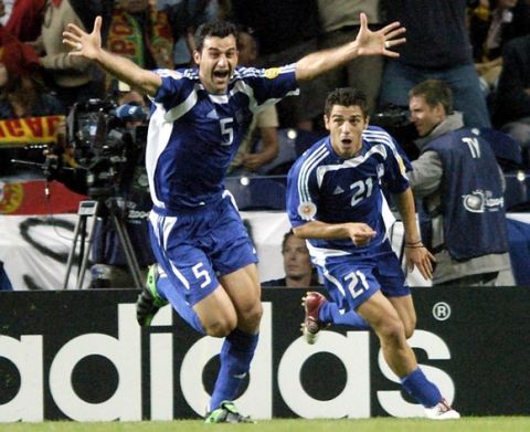 epa000224730 Greek player Traianos Dellas (L) celebrates with team-mate Konstantinos Katsouranis after scoring the Silver Goal during the EURO 2004 semi final match between Greece and the Czech Republic at the Dragao stadium in Porto on Thursday, 01 July 2004.  EPA/BERND WEISSBROD NO MOBILE PHONE APPLICATIONS