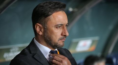 Fenerbahce's head coach Vitor Pereira is pictured during the UEFA Europa League round of 32 first leg football match between Fenerbahce and Lokomotiv Moscow at Sukru Saracoglu Stadium, in Istanbul on February 16, 2016.  / AFP / STR        (Photo credit should read STR/AFP/Getty Images)