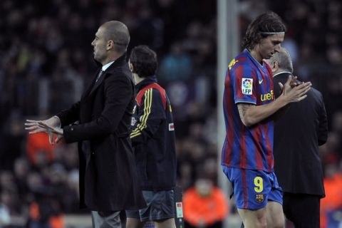 Barcelona´s coach Pep Guardiola (L) and Swedish forward Zlatan Ibrahimovic (R) react during their Spanish League football match against Getafe on February 6, 2010 at Camp Nou stadium in Barcelona. AFP PHOTO/LLUIS GENE (Photo credit should read LLUIS GENE/AFP/Getty Images)