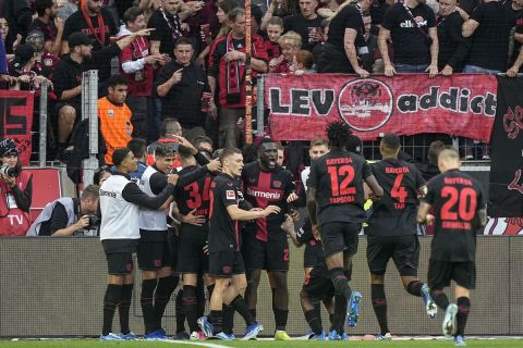 Οι παίκτες της Λεβερκούζεν πανηγυρίζουν γκολ που σημείωσαν κόντρα στην Κολωνία για την Bundesliga 2023-2024 στην "Μπάιαρενα", Λεβερκούζεν | Κυριακή 8 Οκτωβρίου 2023