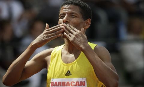 Ethiopia's Haile Gebrselassie greets the crowd prior to his attempt to break the one-hour world record at the FBK games in Hengelo, eastern Netherlands, Monday June 1, 2009. (AP Photo/Peter Dejong)