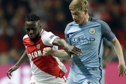 Monaco's Benjamin Mendy, left, challenges for the ball with Manchester City's Kevin De Bruyne during a Champions League round of 16 second leg soccer match between Monaco and Manchester City at the Louis II stadium in Monaco, Wednesday March 15, 2017. (AP Photo/Claude Paris)