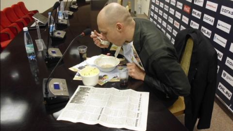 Δημοσιογράφος τρώει την... εφημερίδα του μετά από στοίχημα