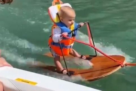 Μπόμπιρας έξι μηνών κάνει water ski και γίνεται viral