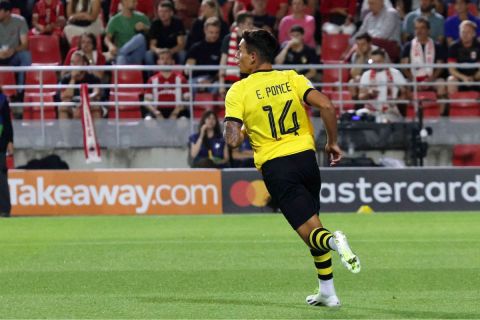 Ο Ιζέκιελ Πόνσε στο παιχνίδι της ΑΕΚ με την Αντβέρπ στην Αμβέρσα για τα πλέι οφ του Champions League 2023/24