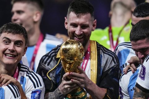 Ο Λιονέλ Μέσι της Αργεντινής με το τρόπαιο του Μουντιάλ 2022 έπειτα από τον τελικό κόντρα στη Γαλλία για το Παγκόσμιο Κύπελλο 2022 στο "Λουσαΐλ Αϊκόνικ Στέιντιουμ", Λουσαΐλ | Κυριακή 18 Δεκεμβρίου 2022
