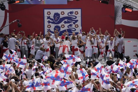 Οι παίκτες της Αγγλίας πανηγυρίζουν την κατάκτηση του Euro 2022