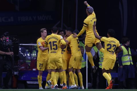 Οι παίκτες της Μπαρτσελόνα πανηγυρίζουν γκολ που σημείωσαν κόντρα στην Εσπανιόλ για τη La Liga 2022-2023 στο "Κορνεγιά ελ Πρατ", Βαρκελώνη | Κυριακή 14 Μαΐου 2023