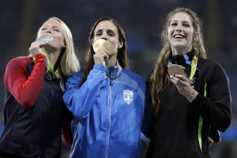 Η Κατερίνα Στεφανίδη στο βάθρο των Ολυμπιακών Αγώνων του Ρίο μαζί με την Σάντι Μόρις από τις ΗΠΑ και την Ελίζα ΜακΚάρτνεϊ 