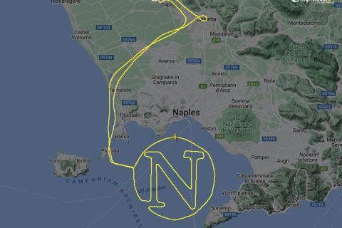 Τρελαμένος οπαδός της Νάπολι πανηγύρισε το πρωτάθλημα σχηματίζοντας με το αεροπλάνο το "Ν"