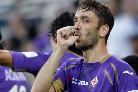 Fiorentina's Gonzalo Javier Rodríguez  celebrates after scoring during a Serie A soccer match between Fiorentina and Parma at the Artemio Franchi stadium in Florence, Italy, Monday, May 18,  2015. (AP Photo/Fabrizio Giovannozzi) 