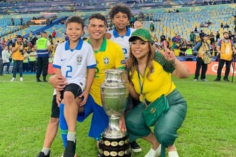 Ο Τιάγκο Σίλβα με την οικογένειά του μετά την κατάκτηση του Copa America με τη Βραζιλία το 2019