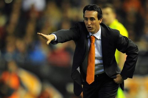 Valencia's coach Unai Emery gestures during the Spanish League football match Valencia CF vs FC Barcelona on March 2, 2011 at Mestalla stadium in Valencia.   AFP PHOTO/ LLUIS GENE (Photo credit should read LLUIS GENE/AFP/Getty Images)