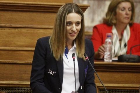 Κορακάκη στη Βουλή: Δεν έχω παράπονα, κάνω έκκληση για τους νέους