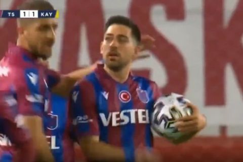 Ο Μπακασέτας πανηγυρίζει γκολ του στο Τραμπζονσπόρ - Καϊσερίσπορ