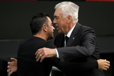 Χαιρετισμός μεταξύ Κάρλο Αντσελότι και Τσάβι πριν από ντέρμπι της La Liga μεταξύ της Ρεάλ και της Μπαρτσελόνα | 16 Οκτωβρίου 2022