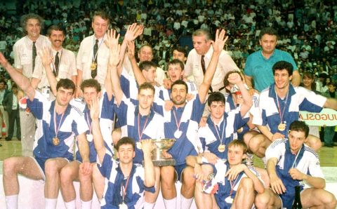 Η κορυφαία ομάδα που δεν ολοκλήρωσε το έργο της. Η Γιουγκοσλαβία του 1989 πανηγυρίζει το χρυσό στο Ζάγρεμπ. Σέρβοι, Σλοβένοι, Κροάτες στα καλύτερά τους, με οδηγό τον μαέστρο Ντούσαν Ίβκοβιτς