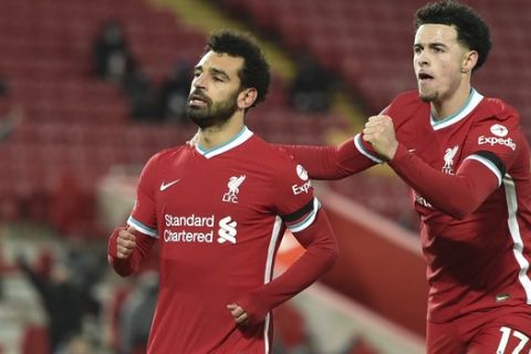 Μοχάμεντ Σαλάχ και Κέρτις Τζόουνς πανηγυρίζουν γκολ της Λίβερπουλ στο Άνφιλντ κόντρα στην Τότεναμ σε ματς της Premier League