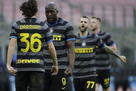 Οι παίκτες της Ίντερ πανηγυρίζουν γκολ κόντρα στην Τζένοα για την Serie A