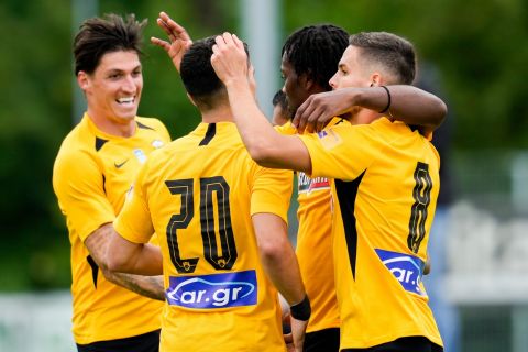 Οι παίκτες της ΑΕΚ πανηγυρίζουν το γκολ στο φιλικό με την Ουτρέχτη | 27 Ιουλίου 2022