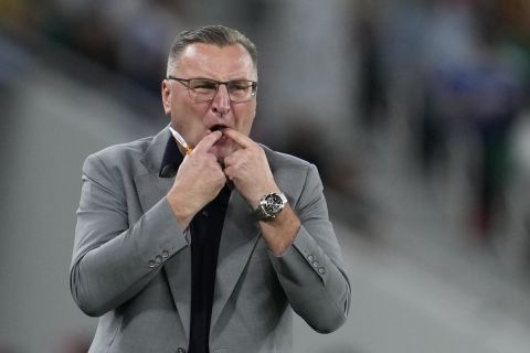Ο προπονητής της Πολωνίας, Τσέσλαβ Μιχνιέβιτς, σε στιγμιότυπο της αναμέτρησης με τη Γαλλία για τη φάση των 16 του Παγκοσμίου Κυπέλλου 2022 στο "Αλ Τουμαμά", Ντόχα | Κυριακή 4 Δεκεμβρίου 2022