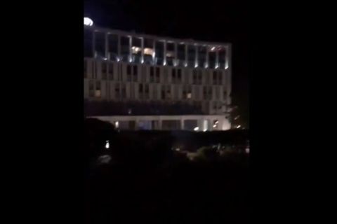 Οι οπαδοί της Λίβερπουλ έριξαν πυροτεχνήματα στο ξενοδοχείο της Μπαρτσελόνα