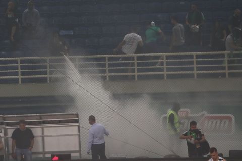 Παναθηναϊκός - Ολυμπιακός: Εικόνες καταστροφής στο ΟΑΚΑ από τα επεισόδια μετά την διακοπή
